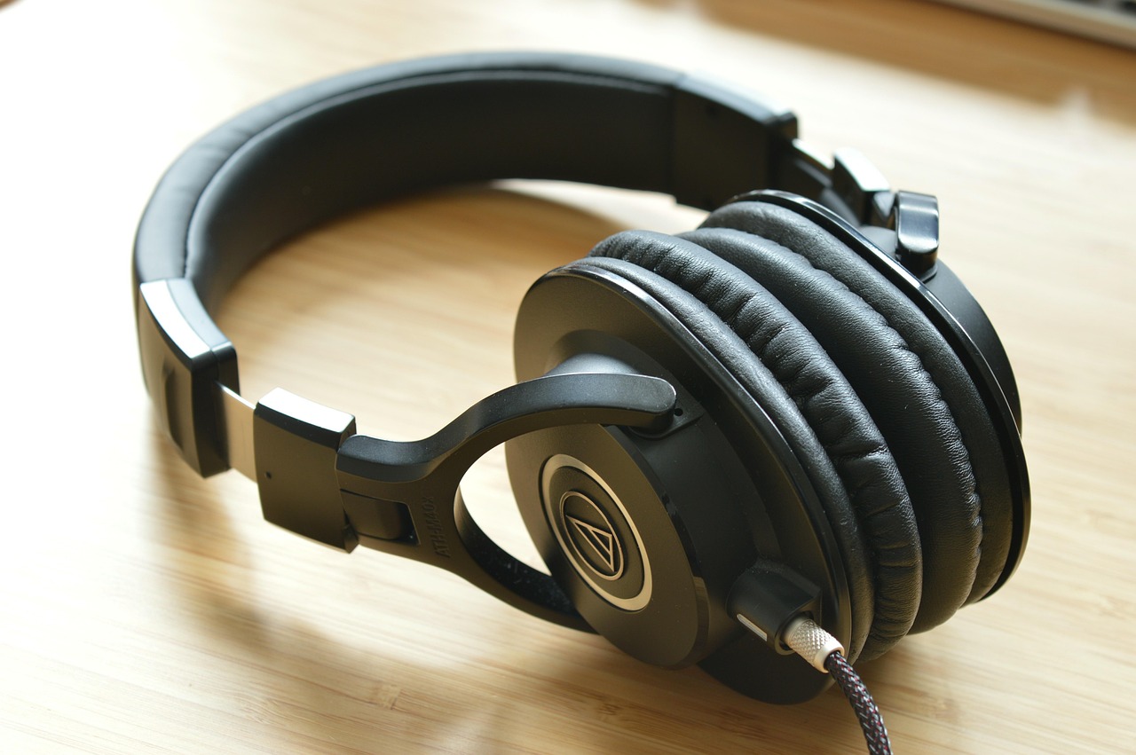 Noise Cancelling Headphones vs Open-Back Headphones: Which Is Worth...